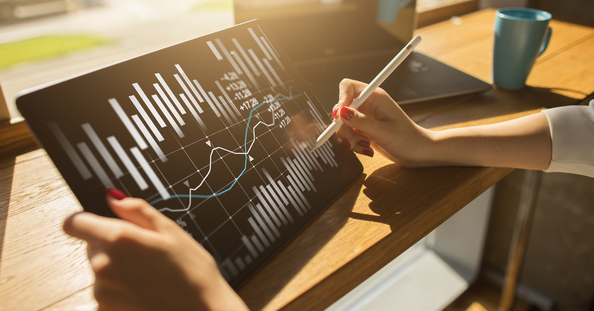 Giao dịch breakout sử dụng đường xu hướng, kênh giá và mô hình tam giác.