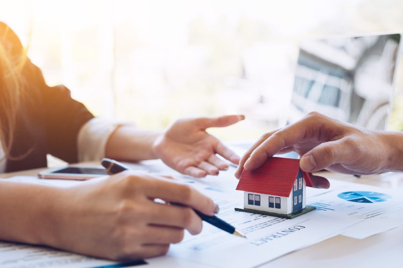 Khi mua bán nhà đất nên công chứng hay chứng thực?