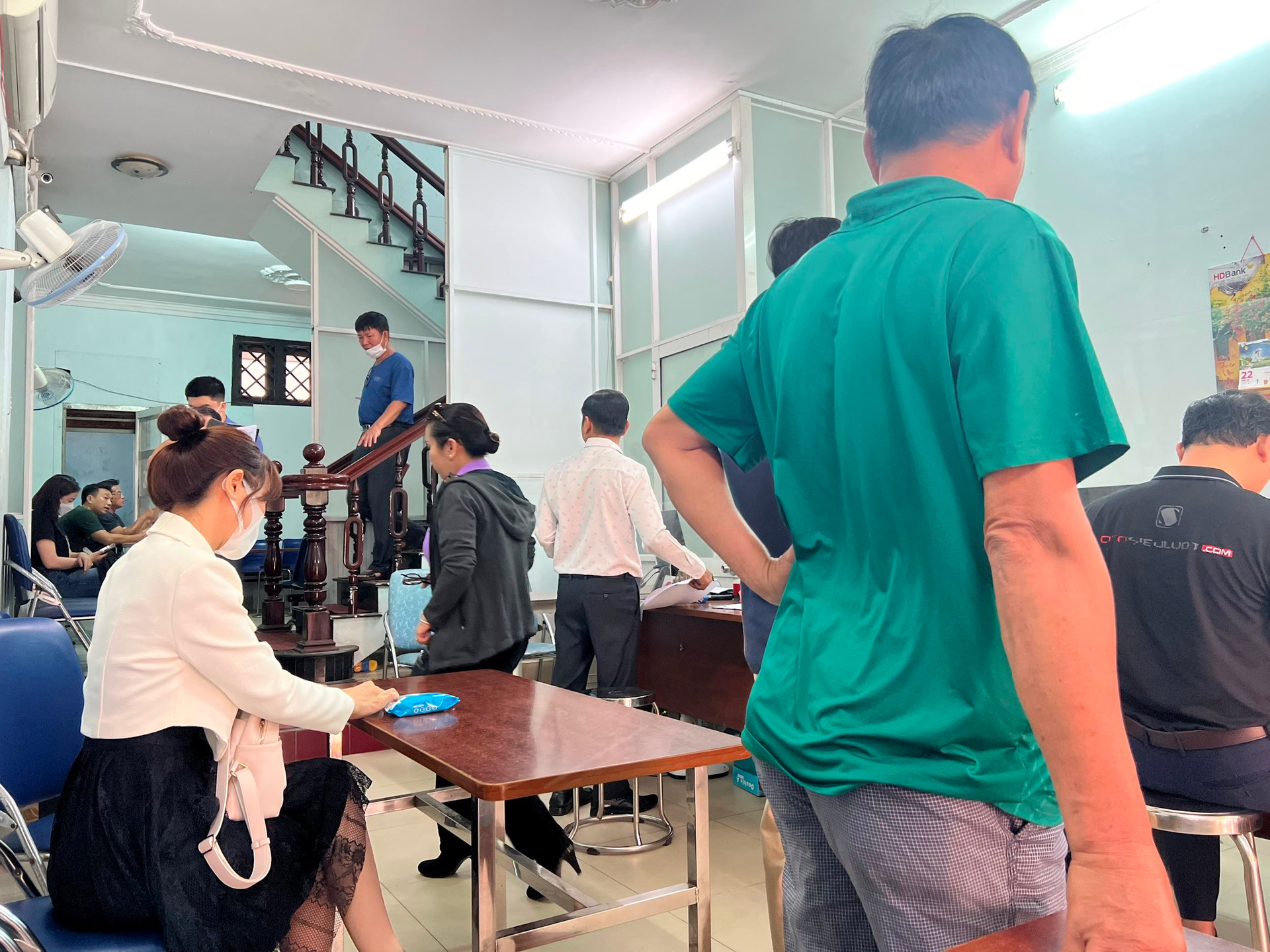 Nhân viên phòng công chứng Quận 9: “Tôi không có thời gian đứng dậy đi ăn cơm trưa khi hồ sơ mua bán nhà đất bỗng tăng mạnh”