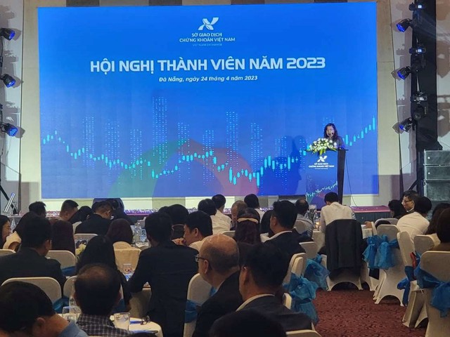 Chủ tịch UBCKNN đề nghị tăng cường quản lý hoạt động của người hành nghề chứng khoán, nhất là nhân viên môi giới