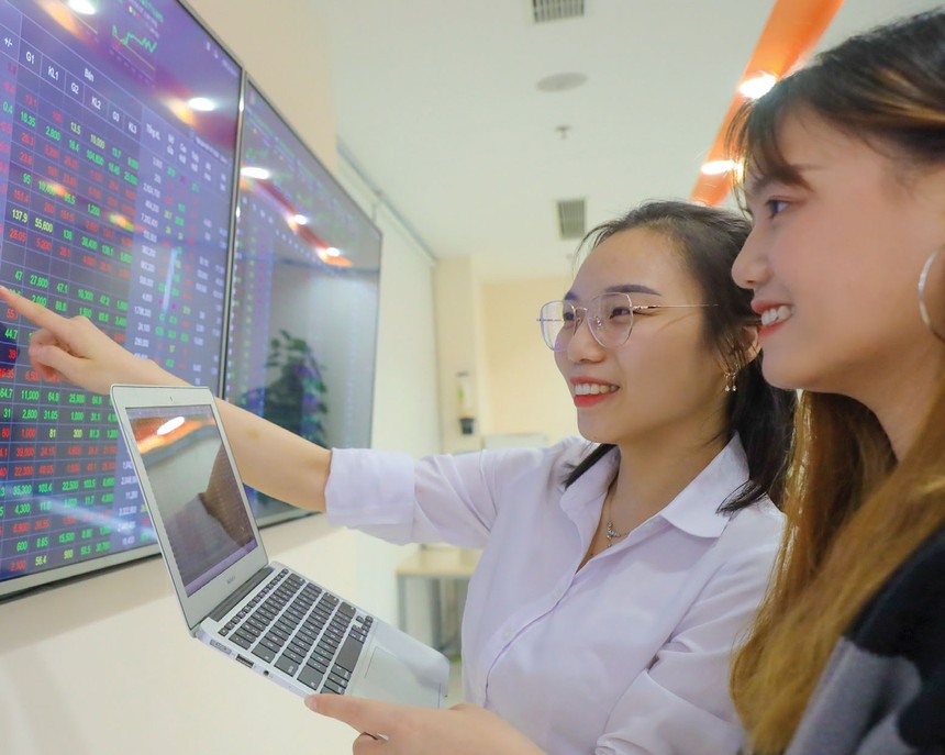 Khối ngoại cũng “đánh sóng ngắn”