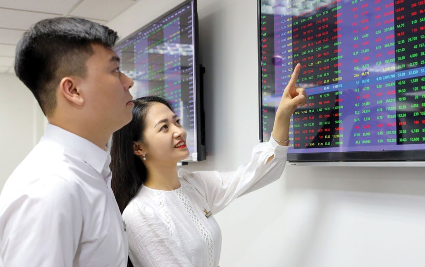 Dòng tiền dẫn sóng ngược nhóm