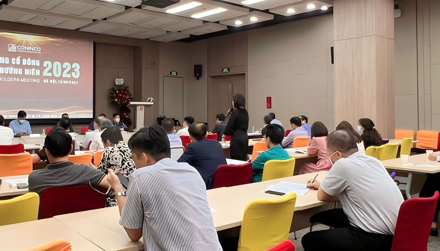 Khi nhà báo làm… “cổ đông bất đắc dĩ”