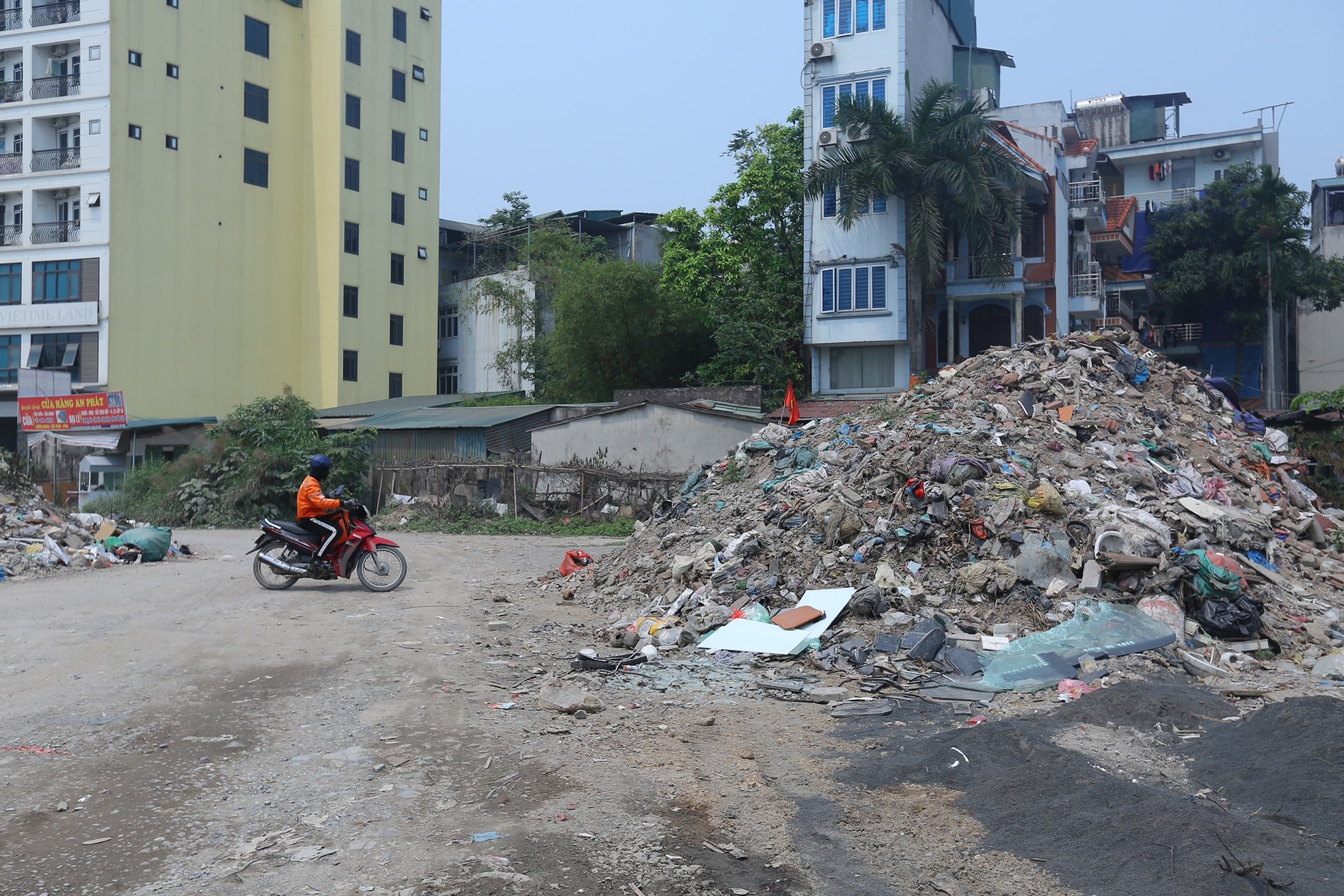 Tuyến đường trăm tỷ chỉ dài hơn 1km vẫn dang dở sau 5 năm - Ảnh 12. Tuyến đường trăm tỷ chỉ dài hơn 1km vẫn dang dở sau 5 năm - Ảnh 12.