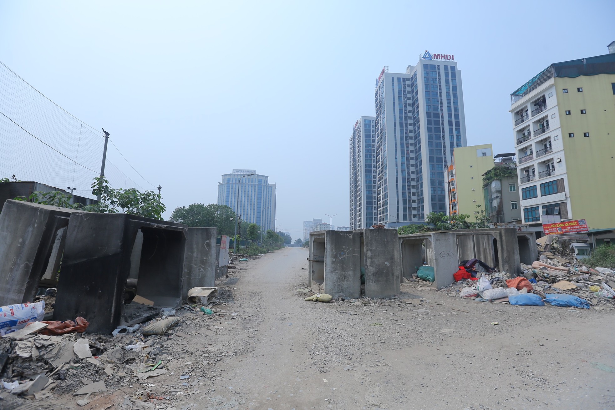 Tuyến đường trăm tỷ chỉ dài hơn 1km vẫn dang dở sau 5 năm - Ảnh 11. Tuyến đường trăm tỷ chỉ dài hơn 1km vẫn dang dở sau 5 năm - Ảnh 11.