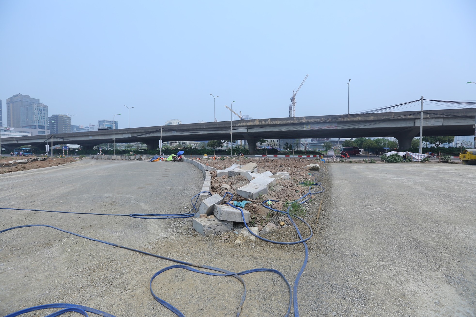 Tuyến đường trăm tỷ chỉ dài hơn 1km vẫn dang dở sau 5 năm - Ảnh 3. Tuyến đường trăm tỷ chỉ dài hơn 1km vẫn dang dở sau 5 năm - Ảnh 3.