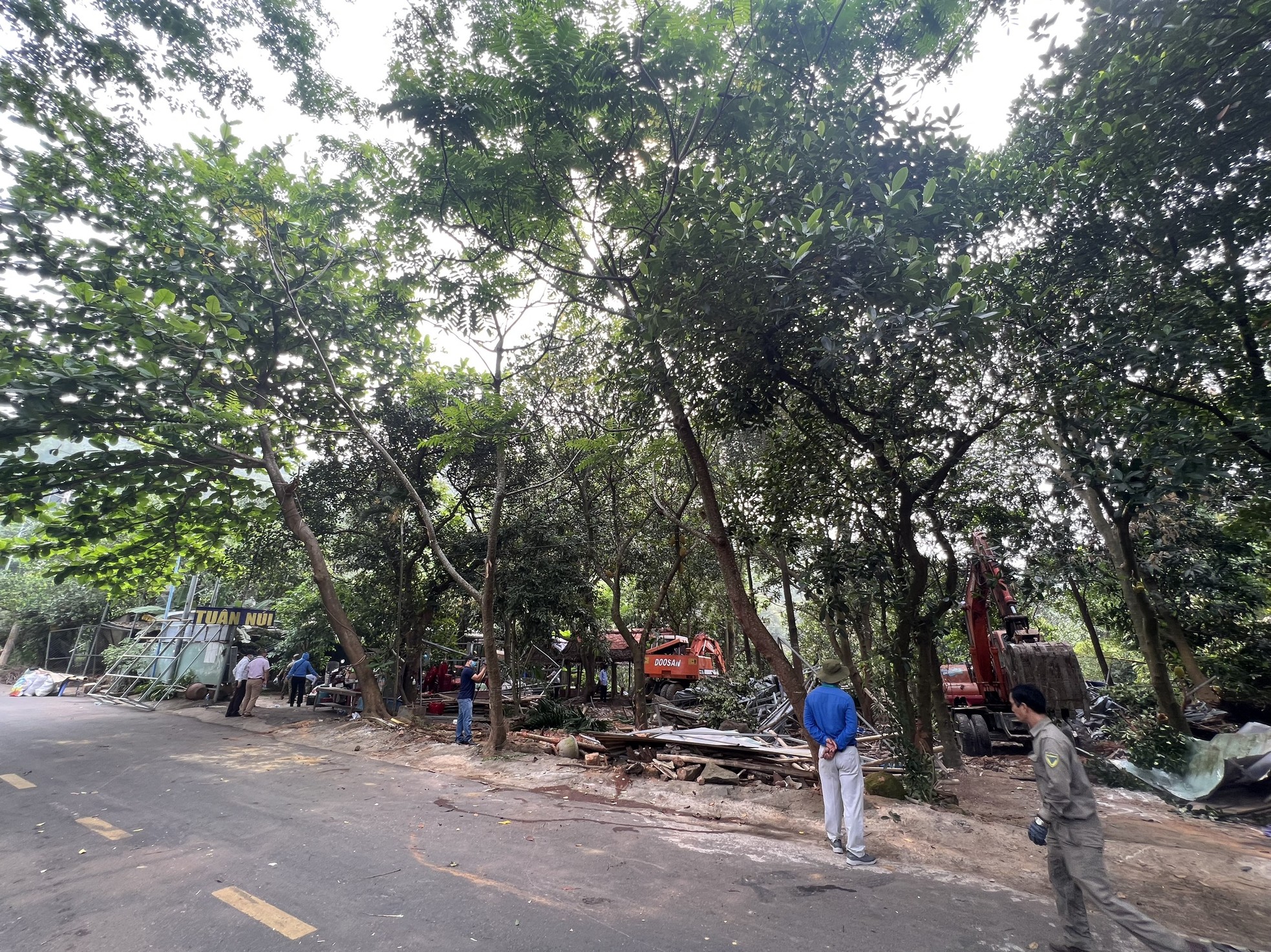 Cưỡng chế hàng loạt nhà hàng trái phép trên bán đảo Sơn Trà - Ảnh 9.