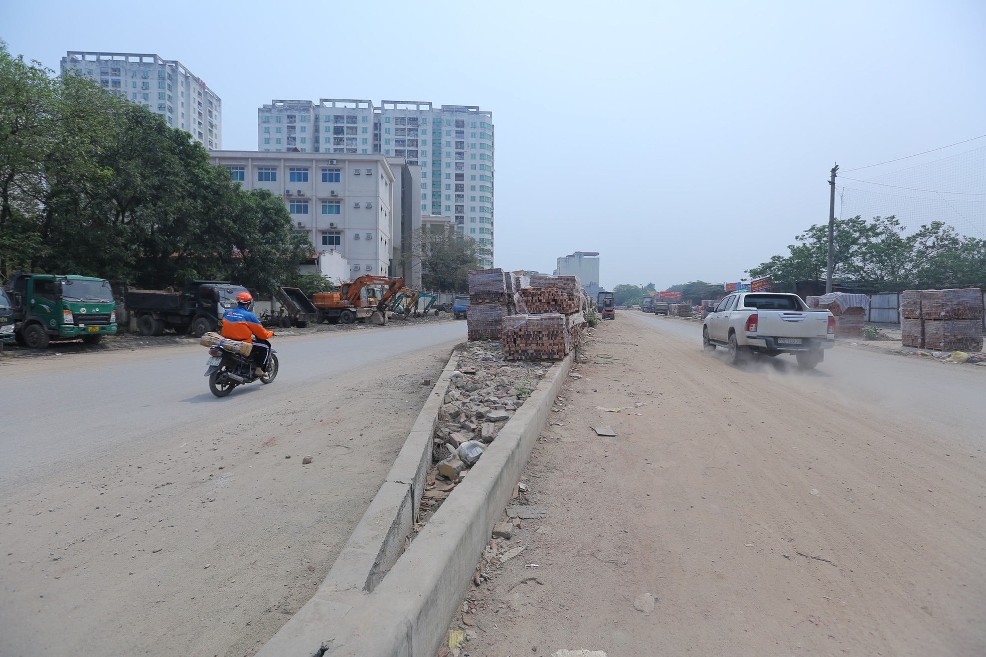 Tuyến đường trăm tỷ chỉ dài hơn 1km vẫn dang dở sau 5 năm - Ảnh 10. Tuyến đường trăm tỷ chỉ dài hơn 1km vẫn dang dở sau 5 năm - Ảnh 10.