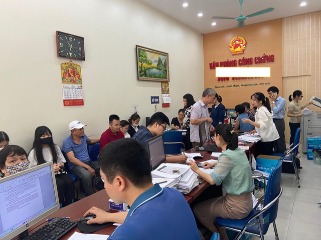 Hà Nội: Thị trường đất nền bỗng sôi động khác thường, phòng công chứng nhộn nhịp trở lại