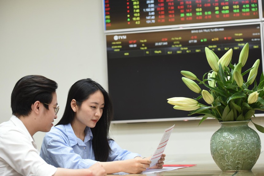 Giao dịch chứng khoán sáng 21/7: Nhóm cổ phiếu vừa và nhỏ vẫn hấp dẫn dòng tiền