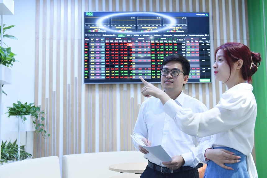 Giao dịch chứng khoán sáng 14/7: Cổ phiếu vừa và nhỏ vẫn dẫn sóng