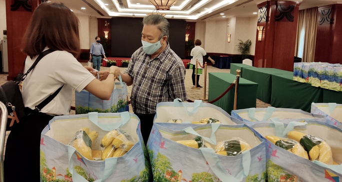 Khóc cười chuyện tặng quà cổ đông mùa đại hội