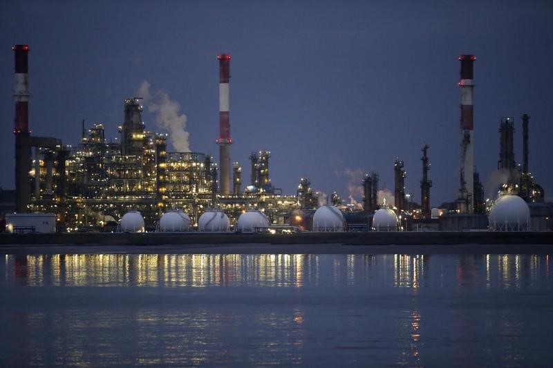 Đà tăng của giá dầu hạ nhiệt khi thị trường cân bằng thông tin OPEC+ cắt giảm cung dầu