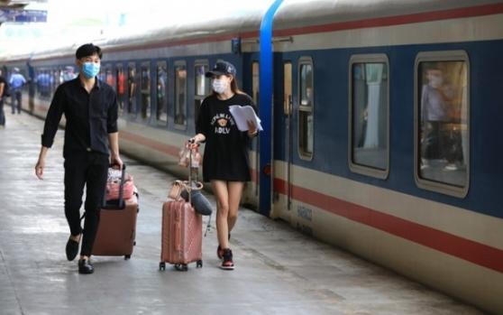 Lễ 30/4 – 1/5: Giá vé máy bay tăng mạnh, đường sắt liên tục “cháy vé”