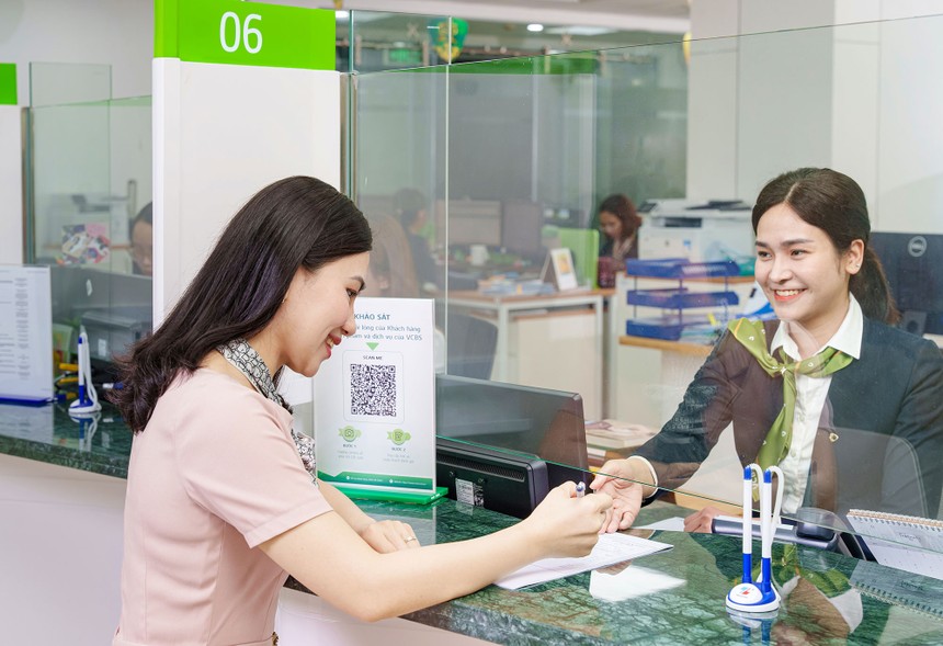 VCB “bốc đầu” test lại đỉnh cũ kéo VN-Index tăng hơn 11 điểm