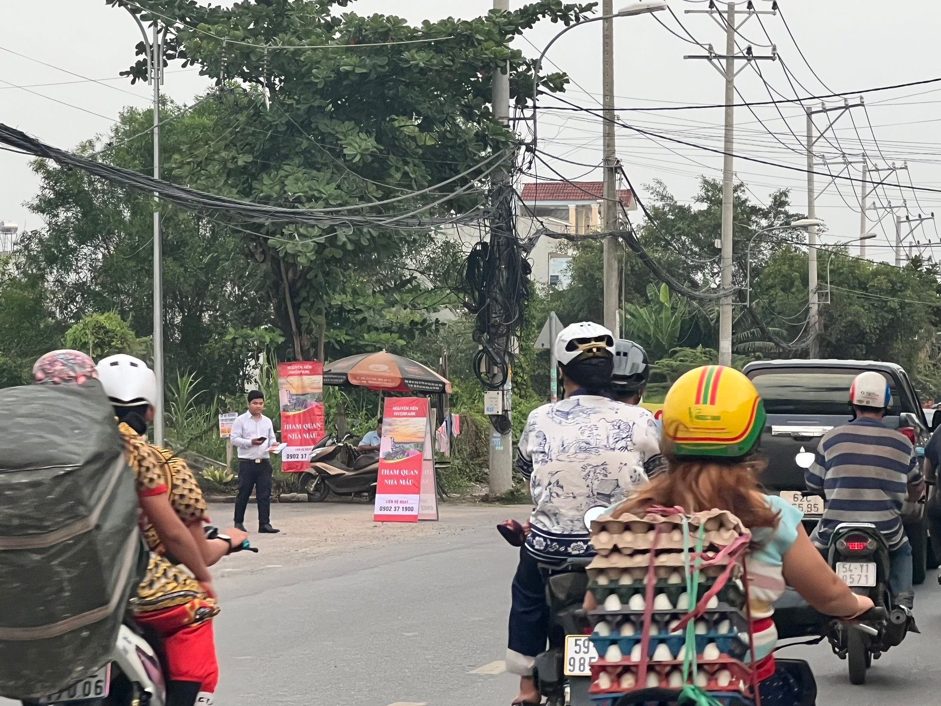 Nhận hàng giảm giá từ tay nhà đầu tư, môi giới liên tục rao “ngộp sâu lắm rồi”!