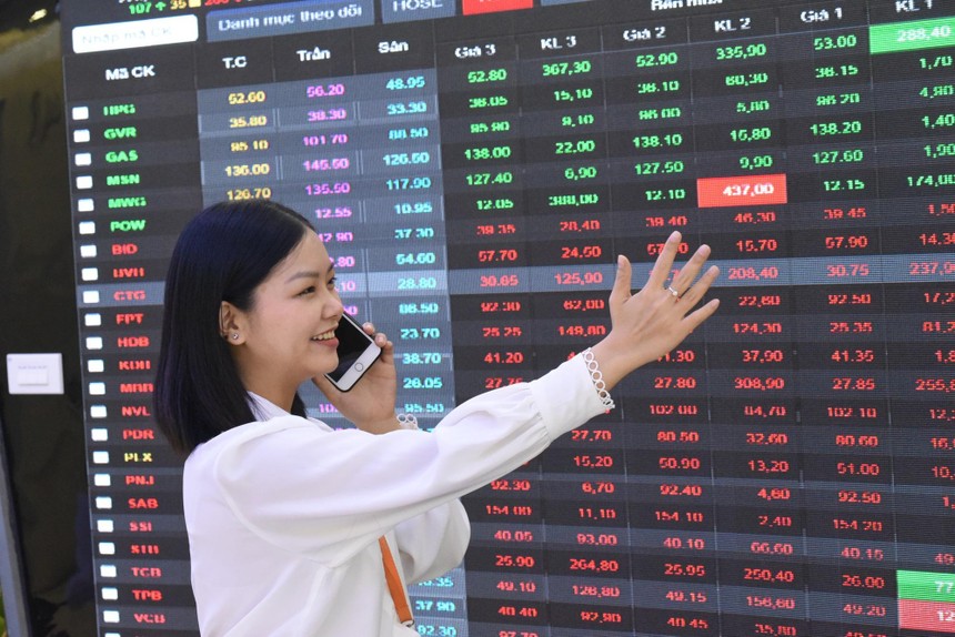 Giao dịch chứng khoán sáng 31/7: VIC bốc đầu, thị trường tiếp tục bay cao