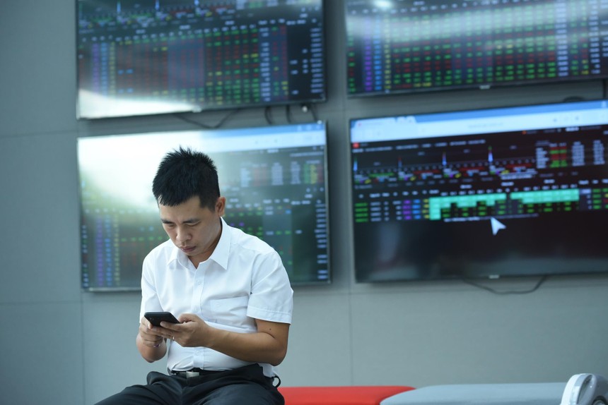 Giao dịch chứng khoán sáng 21/8: Dòng bank khởi sắc, VN-Index bật hồi 10 điểm từ đáy của phiên