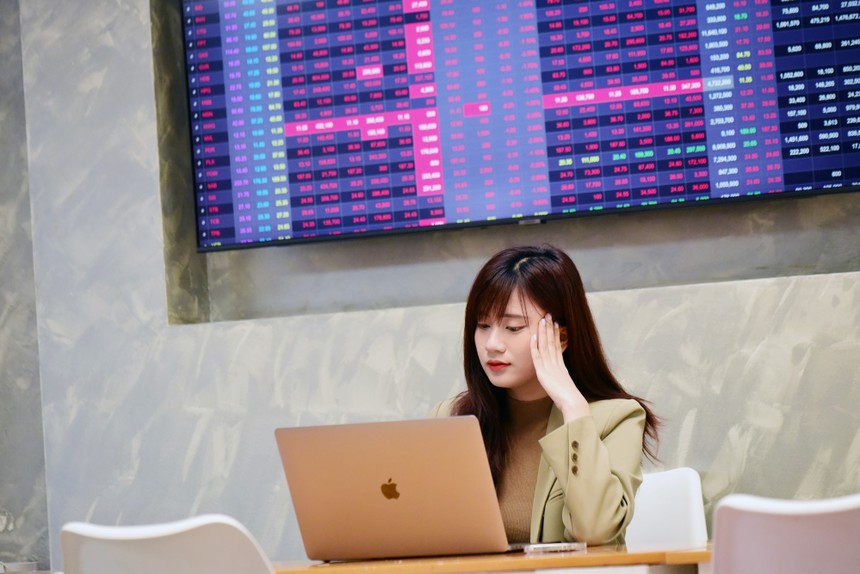 Giao dịch chứng khoán sáng 9/8: Áp lực bán gia tăng, thị trường chìm trong sắc đỏ