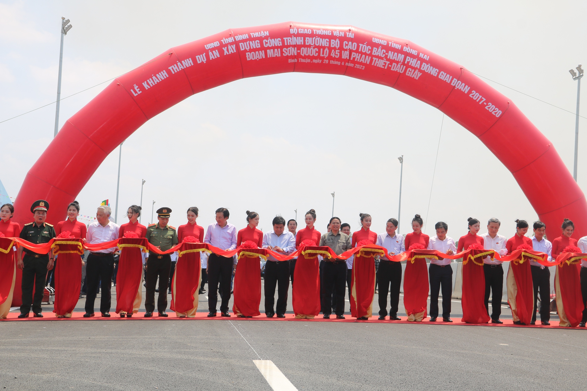 Từ TP HCM đi TP Phan Thiết chỉ mất 2,5 giờ nhờ tuyến cao tốc 99 km - Ảnh 3. Từ TP HCM đi TP Phan Thiết chỉ mất 2,5 giờ nhờ tuyến cao tốc 99 km - Ảnh 3.