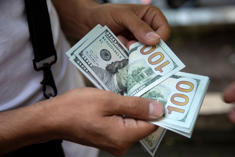 NHNN tăng giá bán USD lên 25.025 đồng/USD