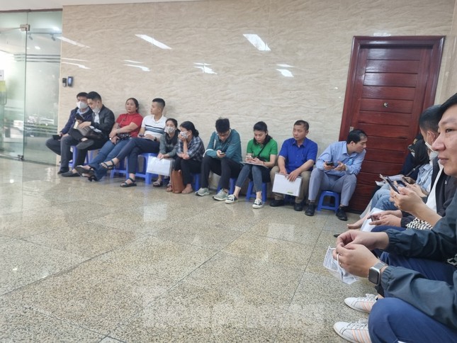Vạ vật xếp hàng nộp hồ sơ mua nhà ở xã hội