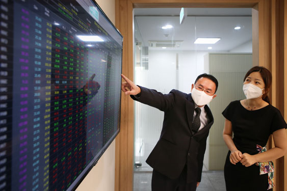 Hô hào mua cổ phiếu: Cảnh giác! - Ảnh 1. Hô hào mua cổ phiếu: Cảnh giác! - Ảnh 1.