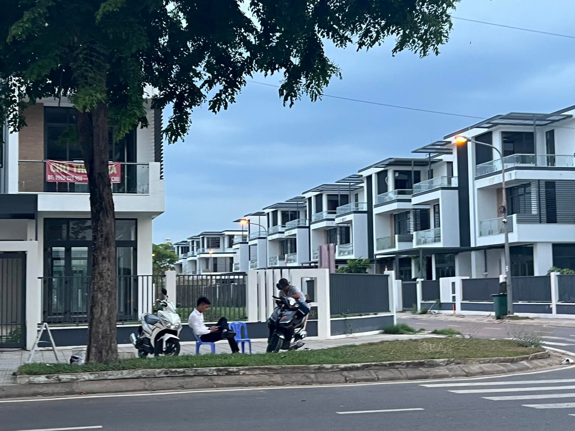 Môi giới chờ khách
