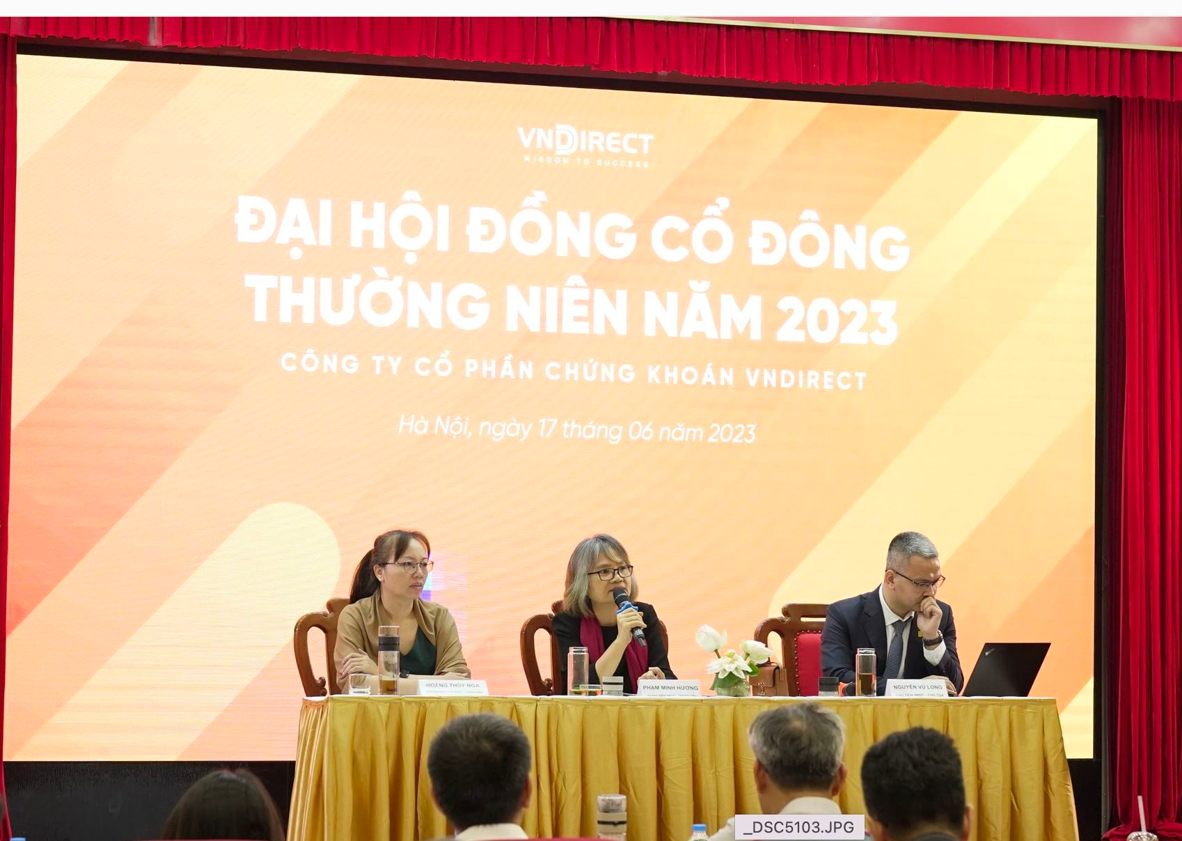 Chủ tịch HĐQT VNDIRECT tiết lộ lý do muốn tăng vốn "khủng" vượt 18.000 tỷ đồng, lý giải việc đầu tư mạnh trái phiếu Trung Nam - Ảnh 2. Chủ tịch HĐQT VNDIRECT tiết lộ lý do muốn tăng vốn "khủng" vượt 18.000 tỷ đồng, lý giải việc đầu tư mạnh trái phiếu Trung Nam - Ảnh 2.