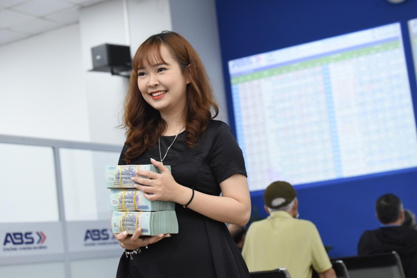 Lực cầu bắt đáy hãm đà rơi, cặp HHV – FCN nổi sóng lớn