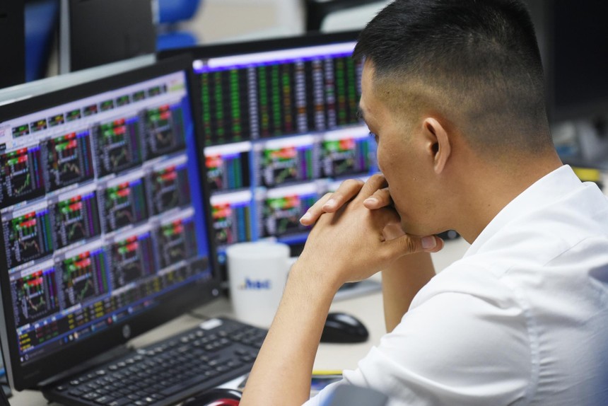 Thị trường chìm trong sắc đỏ, VN-Index vẫn giữ được mốc 1.210 điểm