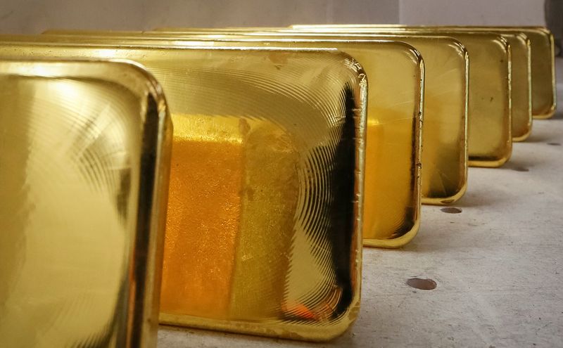 Giá Vàng ổn định trong khi đồng USD giảm nhẹ do dữ liệu kinh tế yếu