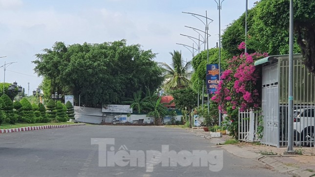 Bạc Liêu: Gần 20 năm không thể thông tuyến vì hai căn nhà ‘nằm chình ình' giữa đường - Ảnh 2. Bạc Liêu: Gần 20 năm không thể thông tuyến vì hai căn nhà ‘nằm chình ình' giữa đường - Ảnh 2.