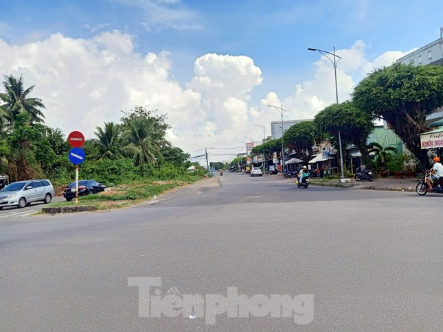 Bạc Liêu: Gần 20 năm không thể thông tuyến vì hai căn nhà ‘nằm chình ình' giữa đường - Ảnh 3. Bạc Liêu: Gần 20 năm không thể thông tuyến vì hai căn nhà ‘nằm chình ình' giữa đường - Ảnh 3.