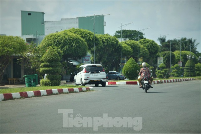 Bạc Liêu: Gần 20 năm không thể thông tuyến vì hai căn nhà ‘nằm chình ình' giữa đường - Ảnh 5. Bạc Liêu: Gần 20 năm không thể thông tuyến vì hai căn nhà ‘nằm chình ình' giữa đường - Ảnh 5.