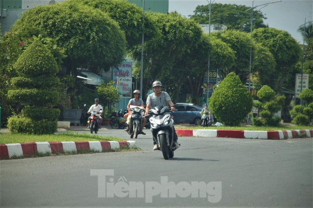 Bạc Liêu: Gần 20 năm không thể thông tuyến vì hai căn nhà ‘nằm chình ình' giữa đường - Ảnh 4. Bạc Liêu: Gần 20 năm không thể thông tuyến vì hai căn nhà ‘nằm chình ình' giữa đường - Ảnh 4.