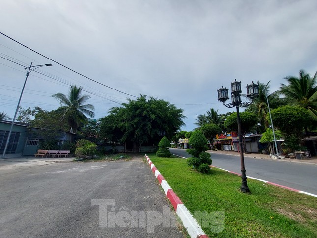 Bạc Liêu: Gần 20 năm không thể thông tuyến vì hai căn nhà ‘nằm chình ình' giữa đường - Ảnh 8. Bạc Liêu: Gần 20 năm không thể thông tuyến vì hai căn nhà ‘nằm chình ình' giữa đường - Ảnh 8.